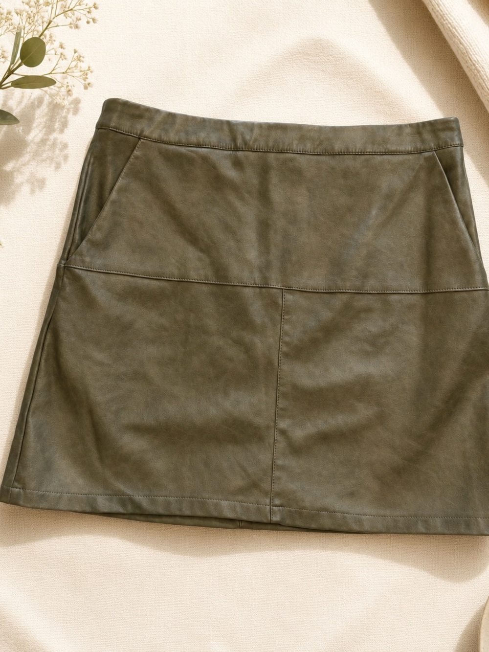 Vintage Y2K Shinestar Olive Faux Leather Mini Skirt Size L
